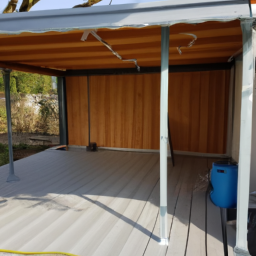 Créer une atmosphère méditerranéenne avec une pergola en fer forgé La Madeleine